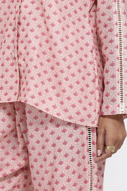  A woman wearing Saral Printed Co-ord Set of Baby Pink Color.