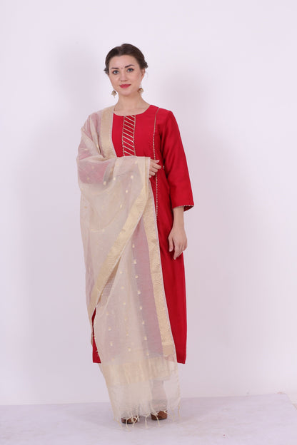 A woman wearing beige colored Chanderi Dupatta.