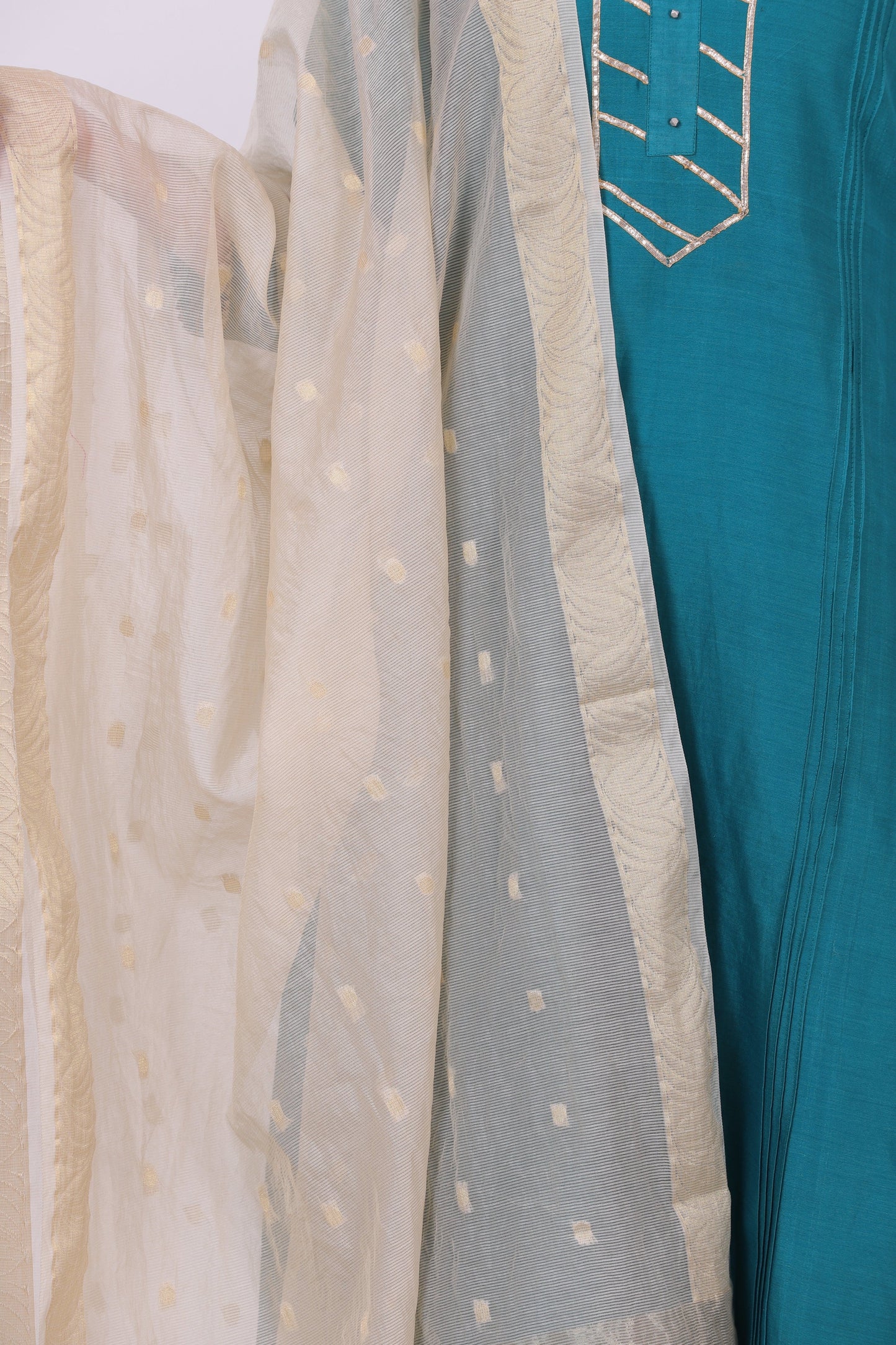 A woman wearing beige colored Chanderi Dupatta.