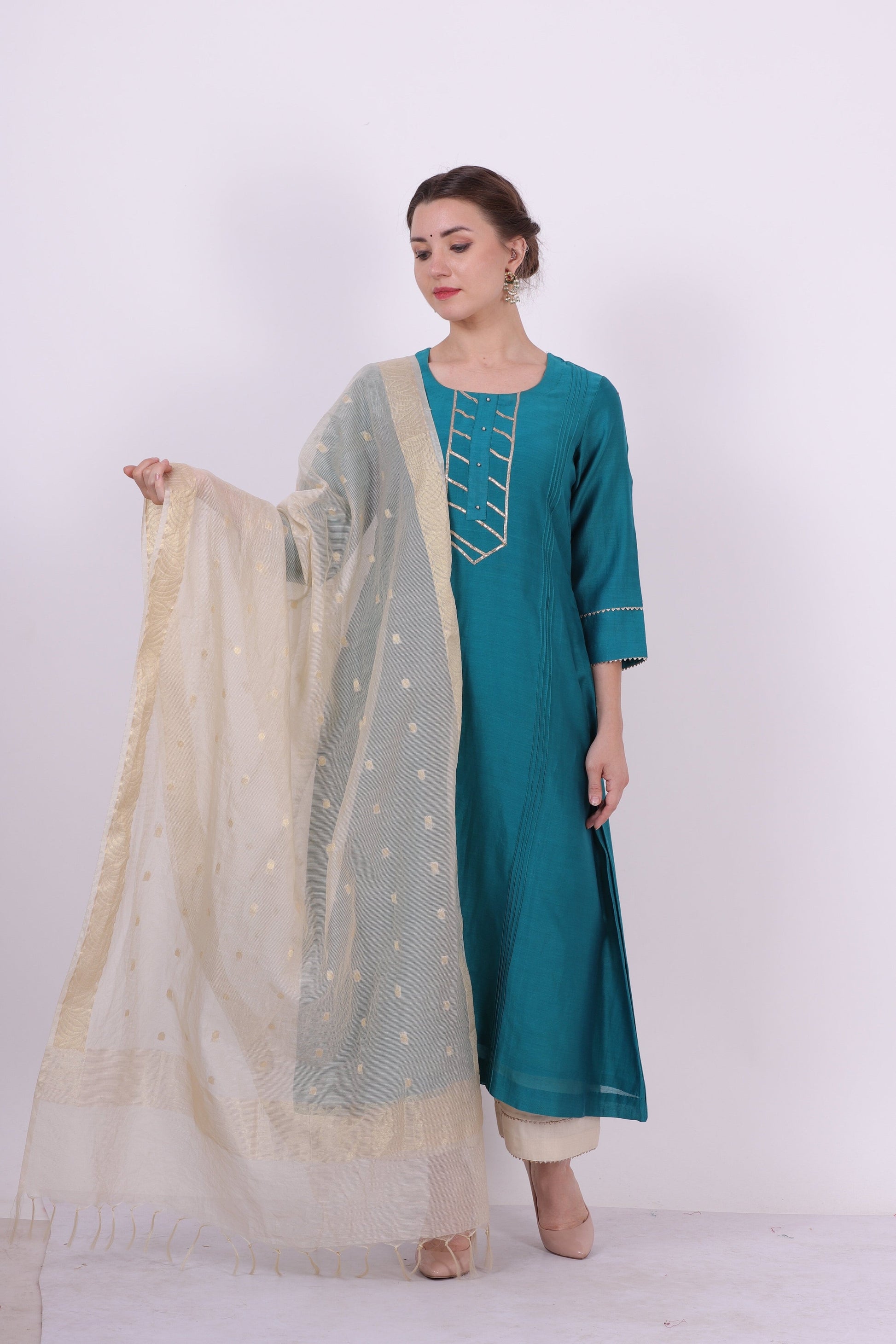 A woman wearing beige colored Chanderi Dupatta.