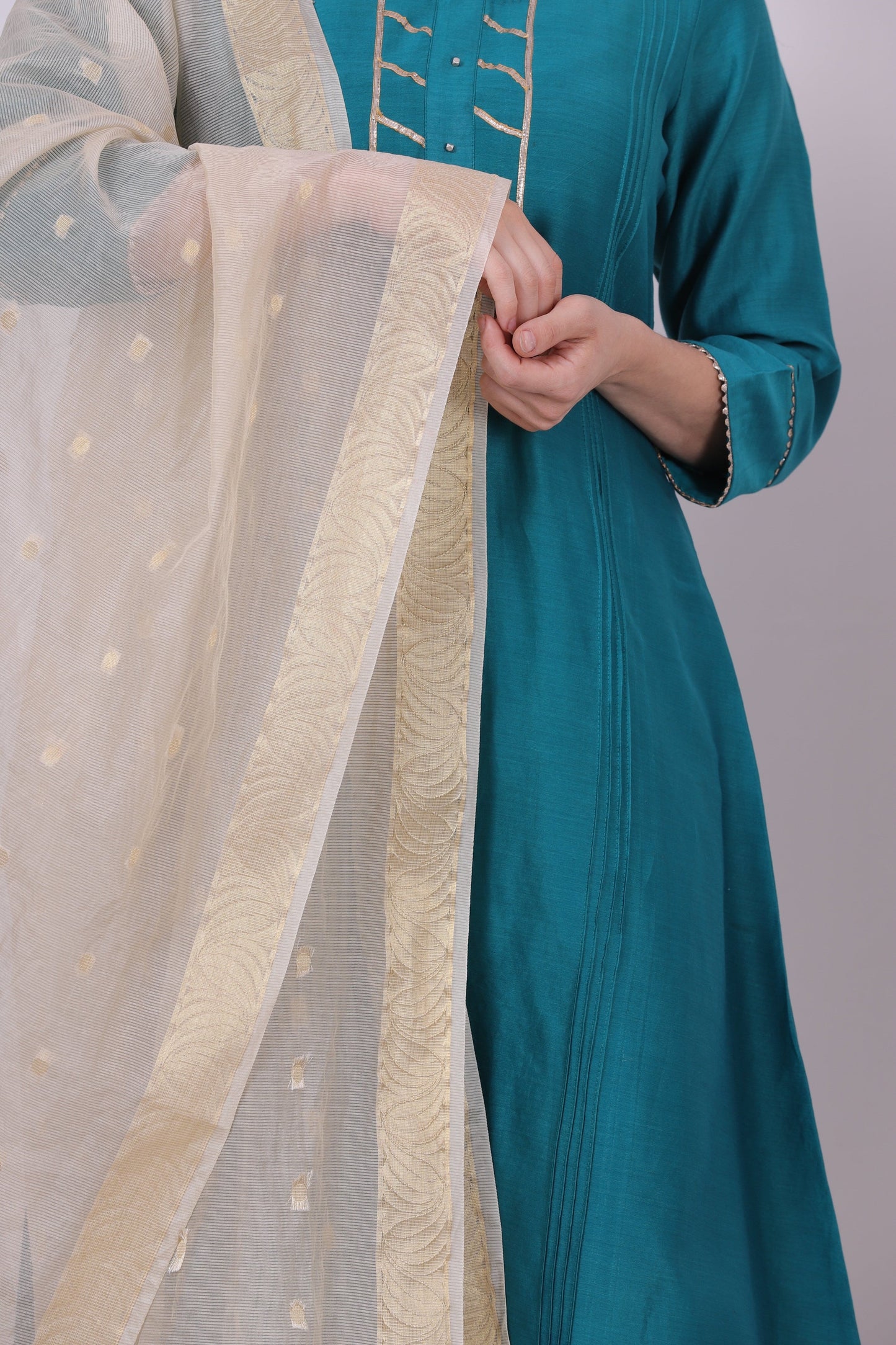 A woman wearing beige colored Chanderi Dupatta.